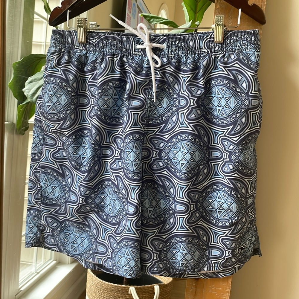 Vineyard Vines Sea of Turtles Bungalow Swim Trunks Size L